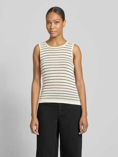 Vrouwenmodel draagt Regular Fit T-shirt uit viscosemix van Selected Femme model 'Moon', gestreepte look, mouwloos, ronde hals, knitwear, all-over motief, regular fit pasvorm, knitwear materiaalverwerking, effen kleuren, voorkant opname, close-up bovenlichaam.