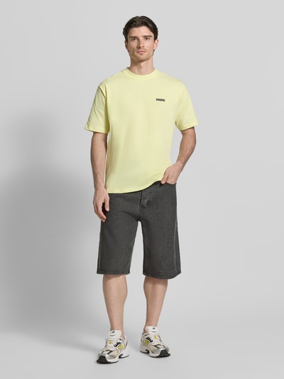 Männermodel trägt schwarze Shorts mit Eingrifftaschen Modell 'Type 16' von Wood Wood, Baumwoll-Mix, Regular-Fit, Ganzkörperansicht von vorne.