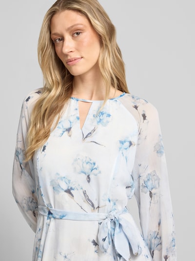 Frauenmodel trägt Midikleid mit Bindegürtel von More & More, florales Muster in Blau und Weiß, Rundhalsausschnitt mit Cut-Out, 3/4-Arm, detailreiche Struktur, Taillierter Schnitt, Nahaufnahme Oberkörper. Rückenlänge 128 cm, Brustweite 42 cm, Ärmellänge 58 cm, Konfektionsgröße 36.