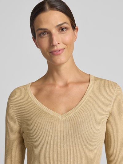 Frauenmodel trägt Slim Fit Pullover aus Viskose-Mix Modell 'Maglia' von Liu Jo White in Beige mit V-Ausschnitt und breitem Bund, Nahaufnahme Oberkörper.