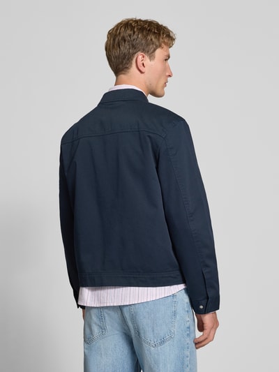 Männermodel trägt Regular Fit Jacke aus Baumwoll-Mix von REVIEW, Dunkelblau, strukturierte Oberfläche, Rückenansicht, Ganzkörperansicht Rückansicht. Herren Jacke, Umlegekragen, Logo-Stitching, Reißverschluss, Rückenlänge 66 cm, Schulterbreite 49 cm, Brustweite 56 cm, Ärmellänge 64 cm.