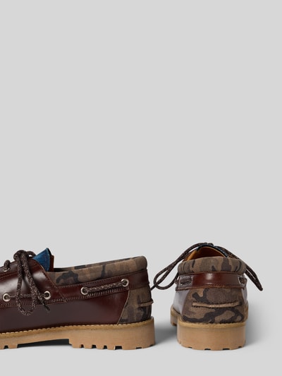 Produktfoto, Bootsschuhe aus Leder mit profilierter Sohle von Replay in Braun mit Camouflage-Muster, dicke Gummisohle, abgerundete Spitze, Schnürung, Absatzhöhe 3 cm, Schafthöhe 8 cm, Schaftweite 11 cm