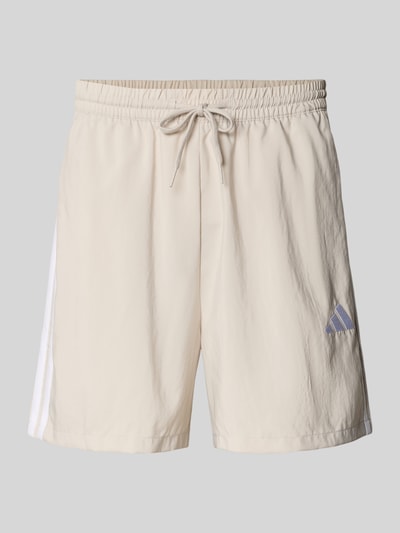 Produktfoto, Regular Fit Sport-Shorts mit Kontraststreifen von adidas Sportswear in Beige mit elastischem Bund, Tunnelzug und seitlichen Eingrifftaschen