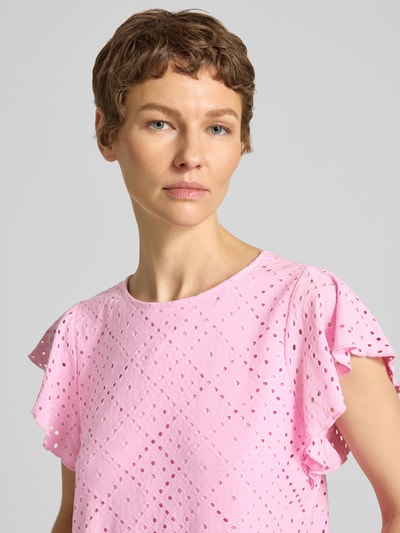 Vrouwenmodel draagt Regular Fit T-Shirt met ronde hals TASSA van Vero Moda, effen, korte mouw met ruches, stretch, close-up bovenlichaam.