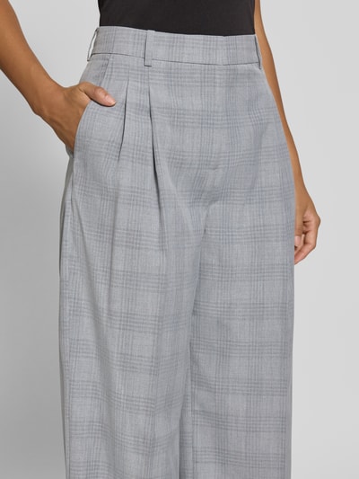 Frauenmodel trägt graue Weite Hose mit Viskose-Anteil von Jake*s aus der Jake*s Collection mit feinem Karomuster, Nahaufnahme Oberkörper.