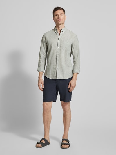 Männermodel trägt Regular Fit Freizeithemd mit Leinen-Anteil von Matinique in hellem Grau, Knopfleiste und Brusttasche, Ganzkörperansicht von vorne. Leinen-Baumwoll-Mix, Button-Down-Kragen, Rückenlänge 64 cm, Schulterbreite 43 cm, Ärmellänge 68 cm.
