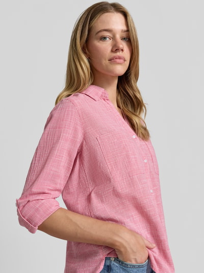 Frauenmodel trägt Regular Fit Hemdbluse aus reiner Baumwolle von Tom Tailor, Optik:Allover-Muster, Hahnentritt, Ganzkörperansicht von vorne