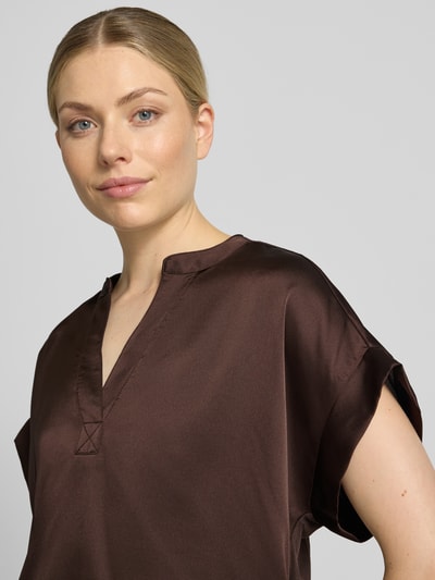Frauenmodel trägt b.young T-Shirt mit Serafino-Ausschnitt Modell 'SELITA', brauner Satin, Regular Fit, Nahaufnahme Oberkörper.