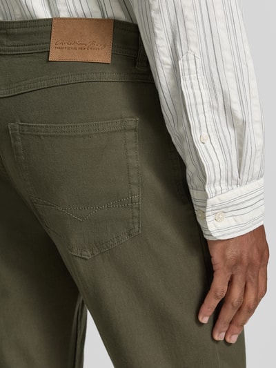 Mężczyznamodel nosi Slim Fit Jeans im 5-Pocket-Design von Christian Berg Men z elastycznej mieszanki bawełny, detalaufnahme tylnej części. Szerokość w rozmiarze 32/32: 42 cm, długość wewnętrzna nogawki: 82 cm.
