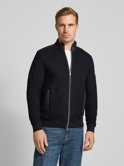 Männermodel trägt Sweatjacke mit Label-Details von bugatti in Dunkelblau, Baumwollmischung, gerader Schnitt, Ganzkörperansicht von vorne.