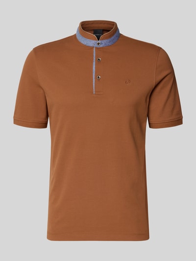Produktfoto, Regular Fit Poloshirt mit Stehkragen und Logo-Stitching von bugatti in Braun mit blauer Knopfleiste, reine Baumwolle, kurze Ärmel, dezentes Label-Detail