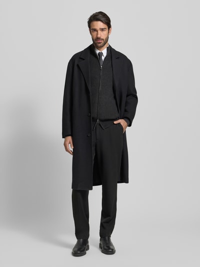 Mężczyznamodel nosi Strickjacke mit Reißverschluss od Polo Ralph Lauren, czarna bawełna, krój regular fit, widok całej sylwetki z przodu