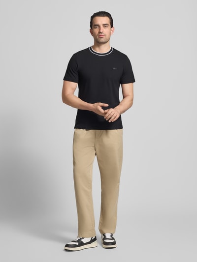 Männermodel trägt Regular Fit T-shirt uit katoenmix van Lacoste, look: effen, logostitching, ronde hals, korte mouw, piqué, ganzlichaamsaanzicht van voren.