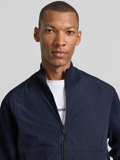 Männermodel trägt Regular Fit Strickjacke aus Baumwoll-Mix Modell 'Kobello' von BOSS Orange, dunkelblau, Nahaufnahme Oberkörper, Herren Strickjacke