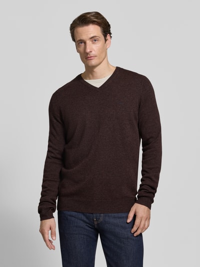 Männermodel trägt Regular Fit Strickpullover aus Baumwoll-Mix mit Kaschmir-Anteil von Fynch-Hatton, dunkelbraun, V-Ausschnitt, Ganzkörperansicht von vorne.