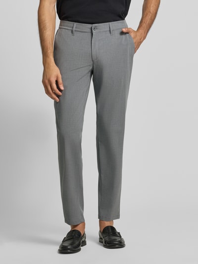 Männermodel trägt Gerade Hose Mit Viskose-Anteil Modell 'Phil P' von Brax in Grau, glatte Textur, Herren Gerade Hose, Ganzkörperansicht von vorne.