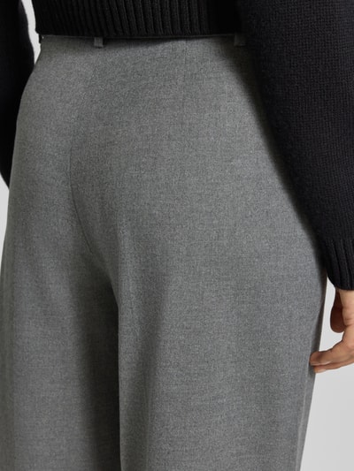 Frauenmodel trägt graue Wide Leg Chino mit Woll-Anteil Modell 'MILARA' von Raffaello Rossi, Damen Chino, Nahaufnahme Rückansicht.