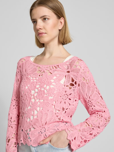 Frauenmodel trägt Strickshirt mit Häkelspitze Modell 'Cornelly' von monari, rosa, Baumwoll-Mix, Gerader-Schnitt, Rundhalsausschnitt, Nahaufnahme Oberkörper.