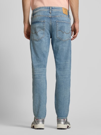 Mannenmodel draagt Slim Fit Jeans im 5-Pocket Design Modell 'Mike' van Jack & Jones, lichtblauw, elastische katoenmix, achteraanzicht.