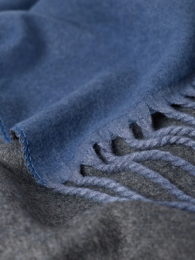 Produktfoto, Schal mit Viskose-Anteil von Kurt Beines, Material-Mix mit Strick-Optik, Rechteckform, Fransen, blau-grau, Nahaufnahme