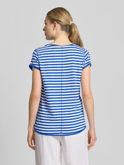 Frauenmodel trägt Regular Fit T-Shirt aus Baumwoll-Flammgarn von s.Oliver RED LABEL, Optik:Allover-Muster, gestreift, Melange-Look, Rundhals, Kurzarm, Rollsaum, Materialverarbeitung Flammgarn, reine Baumwolle, Ganzkörperansicht Rückansicht.