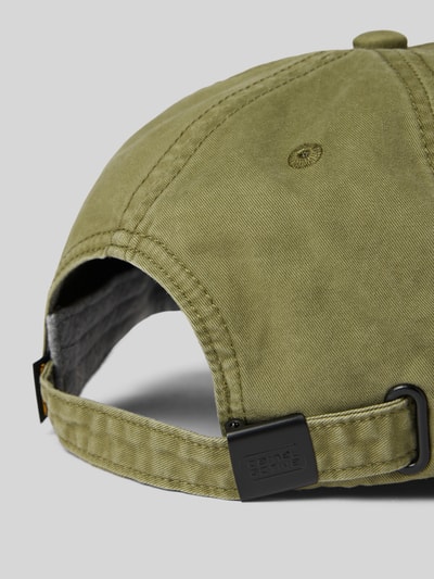 Produktfoto, Größenverstellbare Cap mit Label-Stitching von camel active in Olivgrün, reine Baumwolle, verstärkter Schirm, Detailaufnahme.