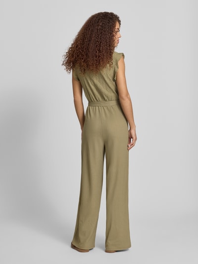 Vrouwenmodel draagt Regular Fit Jumpsuit met ajourwerk model 'LELISA' van Only, look: effen, kapmouwen, strikceintuur, riemlussen, V-hals, korte knoopsluiting, regular fit pasvorm, kleur olijfgroen, rugaanzicht volledige lichaamsopname.