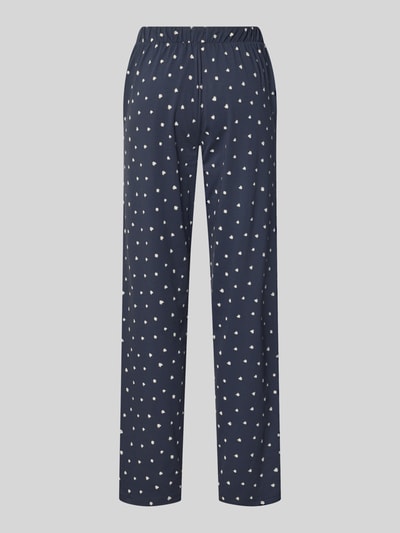 Frauenmodel trägt Wide Fit Pyjama-Hose aus Baumwoll-Mix von Schiesser, dunkelblau mit weißen Punkten, elastischer Bund, Ganzkörperansicht Rückansicht.