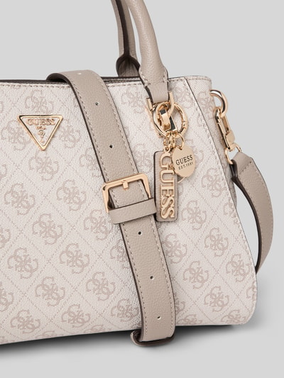 Produktfoto, Handtasche in Leder-Optik Modell 'Noelle' von Guess aus beżowym materiałem z nadrukiem logo, złote okucia, szerokość w rozmiarze 32 cm, długość 21 cm, głębokość 12 cm, odpinany pasek 120 cm, główna komora na zamek, wewnętrzne kieszenie na zamek