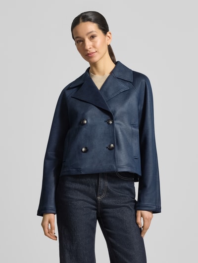 Vrouwenmodel draagt Regular Fit Blazer mit Eingrifftaschen van zero, materiaalmix met stretch, met dubbele rij knopen, reverskraag, steekzakken, donkerblauw, regular fit, ruglengte maat 36 54 cm, schouderbreedte 43 cm, borstwijdte 60 cm, mouwlengte 59 cm, voorkant bovenlichaam close-up.