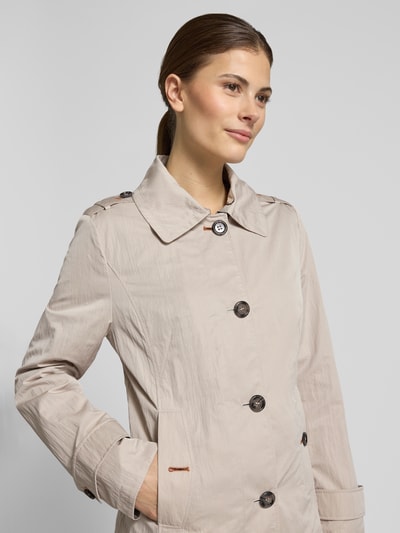 Vrouwenmodel draagt Slim Fit Jacke mit Umlegekragen und Taschen mit Knopfverschluss van Gil Bret in beige met knoopsluiting, steekzakken, platte kraag, ruglengte maat 36: 63 cm, schouderbreedte 39 cm, borstwijdte 50 cm, mouwlengte 65 cm, close-up bovenlichaam.