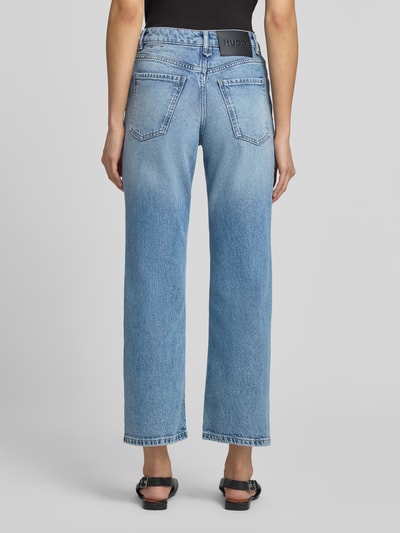 Kobieta nosi Straight Fit Jeans aus Baumwoll-Mix Modell od HUGO, jasnoniebieskie, wyraźna faktura denimu, damskie jeansy, Ganzkörperansicht Rückansicht.