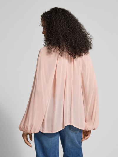 Vrouwenmodel draagt Relaxed Fit Bluse mit Schnürung und Volants van Jake*s Collection in lichtroze, vloeiende stof, rugaanzicht, relaxed fit, keyhole-halslijn, ruches, ruglengte 64 cm, mouwlengte 65 cm. Ganzkörperansicht Rückansicht.