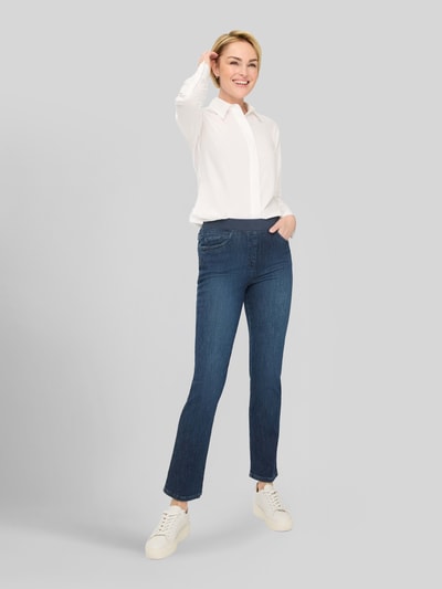 Frauenmodel trägt Straight Fit Jeans mit elastischem Bund von Raphaela by Brax, dunkelblauer Baumwoll-Mix, 5-Pocket-Design, Ganzkörperansicht von vorne.