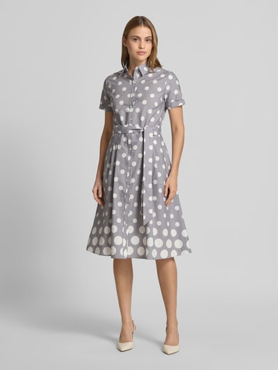 Frauenmodel trägt Hemdblusenkleid mit Bindegürtel von More & More, Reine Baumwolle, A-Linie, Midikleid, grau mit weißen Punkten, Ganzkörperansicht von vorne.