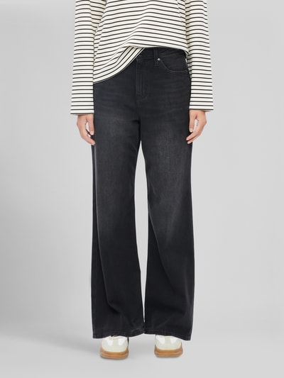 Vrouwenmodel draagt Wide Leg Jeans aus Baumwoll-Mix van s.Oliver RED LABEL, zwart, rechte wijde pijpen, stevig katoen, vooraanzicht van het hele lichaam.