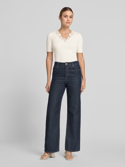 Frauenmodel trägt T-Shirt in Ripp-Optik mit Spitzenbesatz von Jake*s Collection, Slim Fit, V-Ausschnitt, Rückenlänge 56 cm, Ganzkörperansicht von vorne.