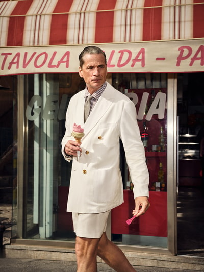 Männermodel trägt Tapered Fit Shorts aus reinem Leinen Modell 'PERIN' von BOSS, Optik: Unifarben, Materialverarbeitung: Twill, Ganzkörperansicht von vorne.