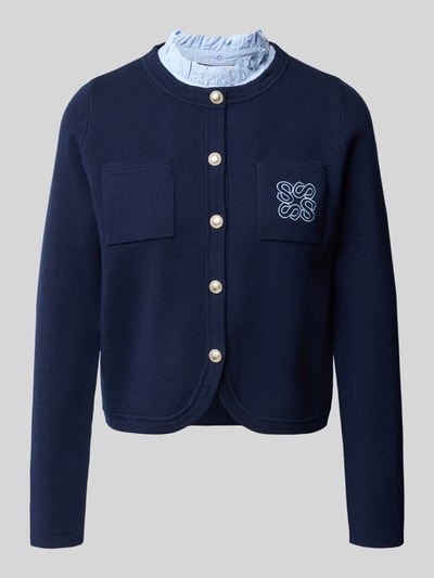 Produktfoto, navyblaue Strickjacke im 2-in-1-Look Modell 'GEOLA' von SUNCOO PARIS, Regular Fit, Stehkragen, Materialmix, strukturierte Oberfläche