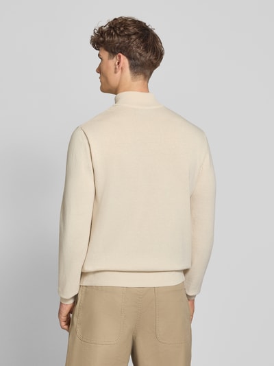 Męskimodel nosi Troyer mit Logo-Stitching und kurzem Reißverschluss von REVIEW z mieszanki bawełny, nowoczesny krój, prążkowane wykończenia, beżowy, długość tyłu w rozmiarze M: 65 cm, długość rękawów w rozmiarze M: 66 cm, całopostaciowy widok z tyłu.