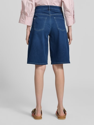 Frauenmodel trägt Wide Leg Bermudas mit Eingrifftaschen Modell 'DREAM' von MAC, blaue Baumwoll-Mix-Shorts, Ganzkörperansicht Rückansicht.