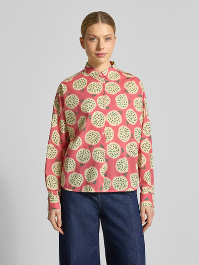 Frauenmodel trägt Relaxed Fit Bluse im Allover-Look Modell 'LUCY' von 0039 Italy aus reiner Baumwolle, bunte Kreismuster, Ganzkörperansicht von vorne.