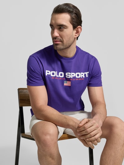 Männermodel trägt Relaxed Fit T-shirt aus pure katoen van Polo Ralph Lauren, look: effen met labelprint, ronde hals, korte mouw, Nahaufnahme Oberkörper.
