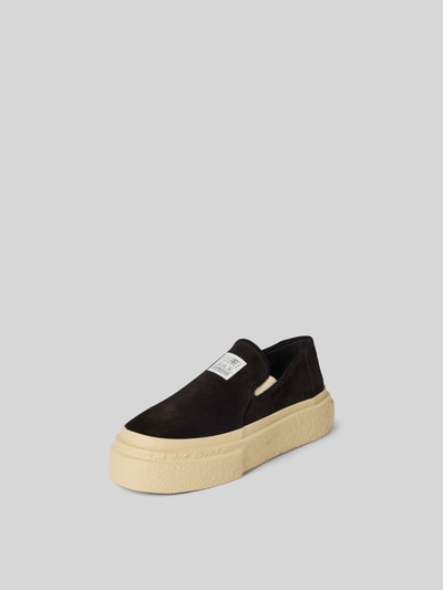 Produktfoto, Sneaker aus echtem Leder von MM6 Maison Margiela in Schwarz mit abgerundeter Passform, strukturierter Plateau-Sohle, Label-Stitching, Absatzhöhe 6 cm, Schafthöhe 6 cm, cremefarbene Sohle, Detailansicht von schräg vorne