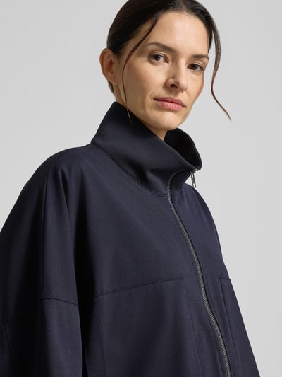 Vrouwenmodel draagt donkerblauwe relaxed fit blazer met viscose, opstaande kraag, ritssluiting, opgestikte zakken, model 'Elstow' van Drykorn, elastische materiaalmix, Nahaufnahme Oberkörper