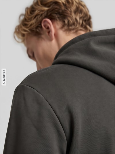 Männermodel trägt Regular Fit Hoodie aus katoenmix model 'CERES' van ONLY, Heren hoodie, grijsgroen, detailopname rug, KI-modificeerd beeld