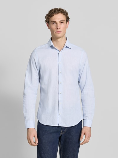 Männermodel trägt Slim Fit Freizeithemd mit Leinen-Anteil von Roy Robson, hellblau, Kent-Kragen, Knopfleiste, Langärmelig, Ganzkörperansicht von vorne, Baumwoll-Leinen-Mix, Rückenlänge 75 cm, Schulterbreite 45 cm, Ärmellänge 68 cm, Größe M.