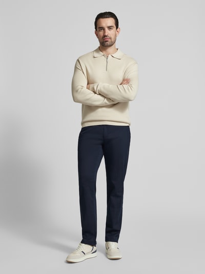 Mannenmodel draagt Hose mit Gesäßtaschen Modell 'Evans' van Brax in slim fit van katoenmix met stretch, donkerblauw, volledige lichaamsaanzicht van voren.