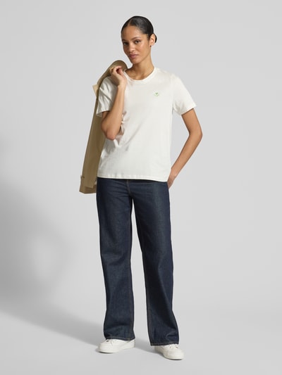 Frauenmodel trägt Regular Fit T-Shirt aus reiner Baumwolle von s.Oliver RED LABEL in Unifarbe mit Stickerei, Rundhals, Kurzarm, Ganzkörperansicht von vorne
