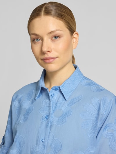 Frauenmodel trägt Regular Fit Bluse mit Stitchings und 3/4-Arm von More & More aus Baumwoll-Mix in Hellblau, Nahaufnahme Oberkörper.